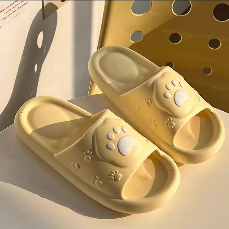 O que torna os chinelos bonitos com pegadas a próxima grande tendência em calçados aconchegantes?