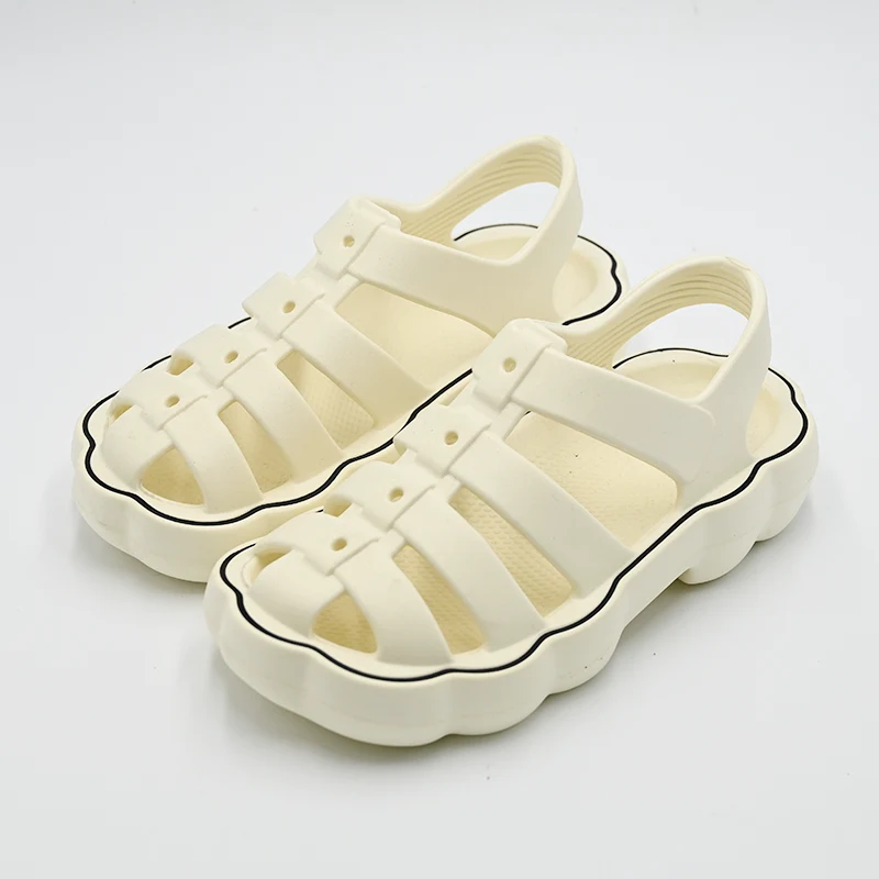 Por que os chinelos romanos estão se tornando a tendência em calçados de que todos falam?